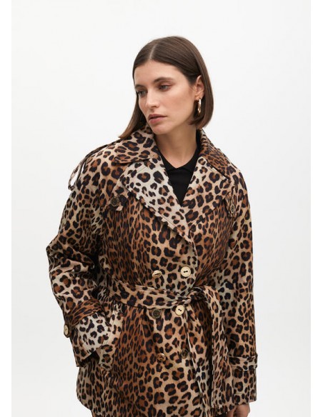 Chaquetón tipo trench corto en animal print de Lola Casademunt Chaquetón tipo trench corto en animal print de Lola Casademunt