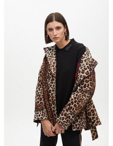Chaquetón tipo trench corto en animal print de Lola Casademunt