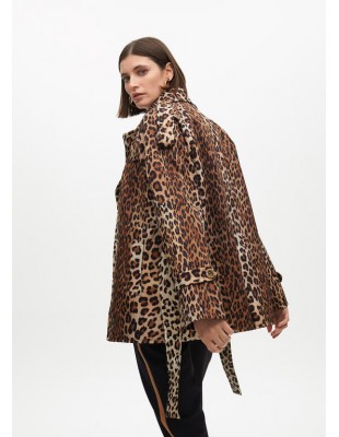 Chaquetón tipo trench corto en animal print de Lola Casademunt 2