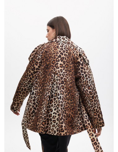 Chaquetón tipo trench corto en animal print de Lola Casademunt - vista posterior