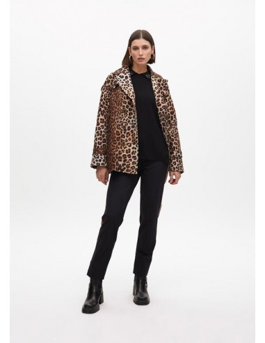 Chaquetón tipo trench corto en animal print de Lola Casademunt