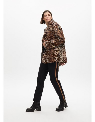 Chaquetón tipo trench corto en animal print de Lola Casademunt