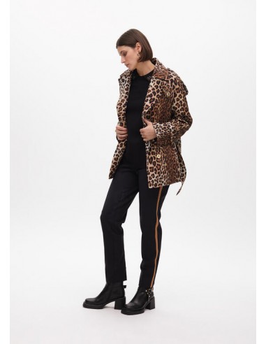 Chaquetón tipo trench corto en animal print de Lola Casademunt