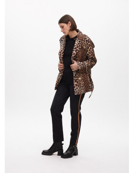 Chaquetón tipo trench corto en animal print de Lola Casademunt Chaquetón tipo trench corto en animal print de Lola Casademunt