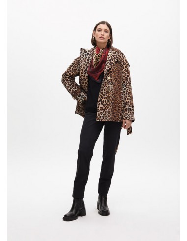 Chaquetón tipo trench corto en animal print de Lola Casademunt