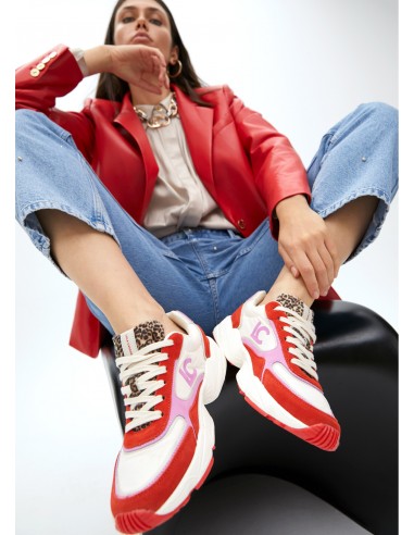 Modelo con las zapatillas de Lola Casademunt multicolor con suela running