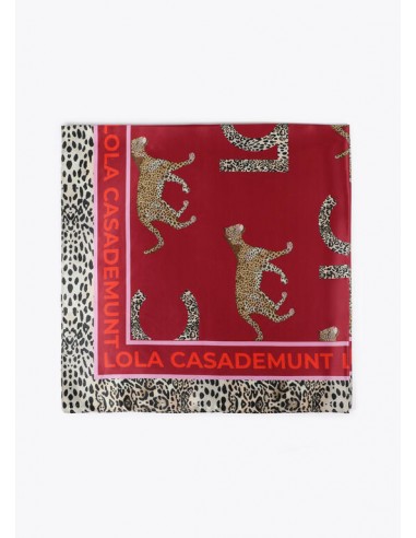Pañuelo burdeos estampado LC y leopardos de Lola Casademunt -vista en plano del pañuelo doblado. Detalle del estampado.