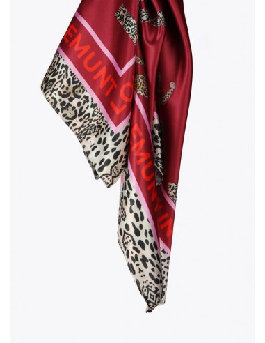 Pañuelo burdeos estampado LC y leopardos de Lola Casademunt - vista en detalle del pañuelo colgando