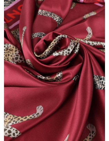 Pañuelo burdeos estampado LC y leopardos de Lola Casademunt - vista en detalle del pañuelo arrugado