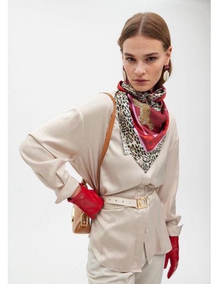 Pañuelo burdeos estampado LC y leopardos de Lola Casademunt - modelo viste el pañuelo en el cuello Pañuelo burdeos estampado LC y leopardos de Lola Casademunt - modelo viste el pañuelo en el cuello
