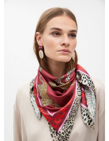 Pañuelo burdeos estampado LC y leopardos de Lola Casademunt - en el cuello de una modelo
