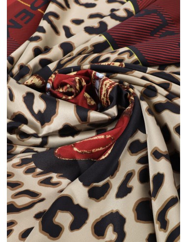 Pañuelo animal print con escudo y tartán – Lola Casademunt - detalle del pañuelo arrugado.