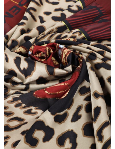 Pañuelo animal print con escudo y tartán – Lola Casademunt - detalle del pañuelo arrugado. Pañuelo animal print con escudo y tartán – Lola Casademunt - detalle del pañuelo arrugado.