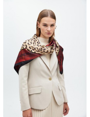 Pañuelo animal print con escudo y tartán – Lola Casademunt 2