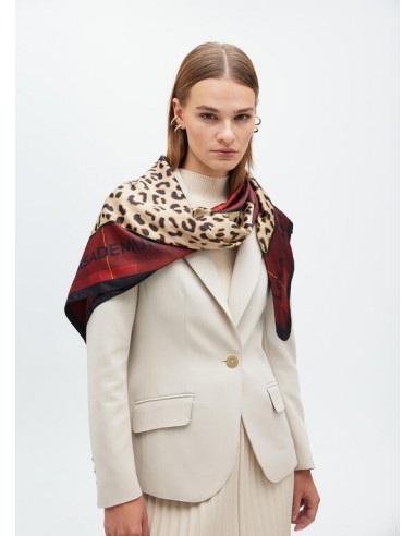 Pañuelo animal print con escudo y tartán – Lola Casademunt - modelo viste el pañuelo
