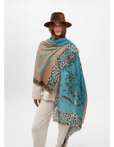 Fular estampado cara de tigre doble invertida de Lola Casademunt - modelo viste el fular combinado con un sombrero