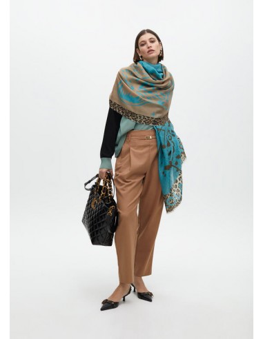 Fular estampado cara de tigre doble invertida de Lola Casademunt - modelo viste un look con el fular