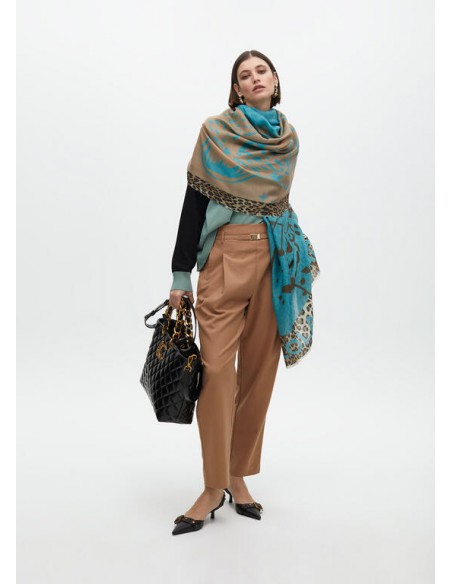 Fular estampado cara de tigre doble invertida de Lola Casademunt - modelo viste un look con el fular