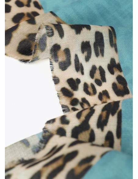 Fular estampado cara de tigre doble invertida de Lola Casademunt - detalle del estampado animal print del fular