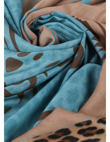 Fular estampado cara de tigre doble invertida de Lola Casademunt - detalle del fular arrugado