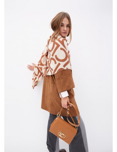 Fular plisado bicolor crudo y marrón LC de Lola Casademunt - modelo viste el fular