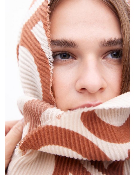 Fular plisado bicolor crudo y marrón LC de Lola Casademunt - primer plano de modelo vistiendo este fular plisado en la cabeza.