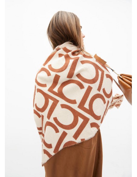 Fular plisado bicolor crudo y marrón LC de Lola Casademunt - modelo de espaldas vistiendo el fular