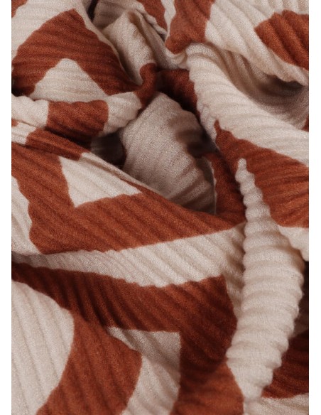 Fular plisado bicolor crudo y marrón LC de Lola Casademunt - detalle del plisado del fular