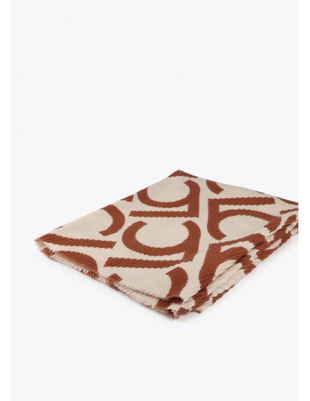 Fular plisado bicolor crudo y marrón LC de Lola Casademunt doblado