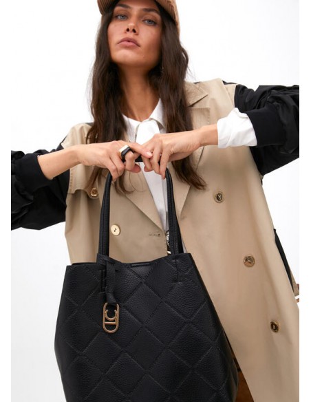 Modelo muestra el bolso shopper negro efecto piel con logo LC de Lola Casademunt Modelo muestra el bolso shopper negro efecto piel con logo LC de Lola Casademunt