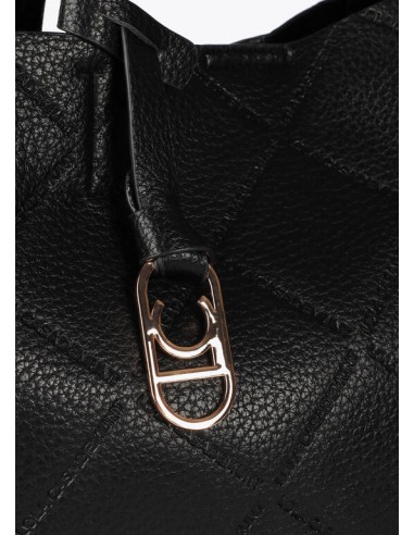 Detalle del logo LC en el bolso shopper negro efecto piel de Lola Casademunt