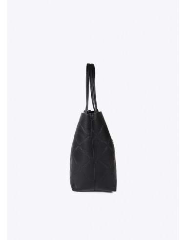Modelo muestra el bolso shopper negro efecto piel con logo LC de Lola Casademunt