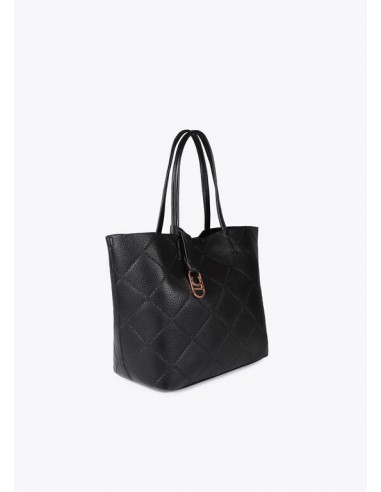 Modelo muestra el bolso shopper negro efecto piel con logo LC de Lola Casademunt