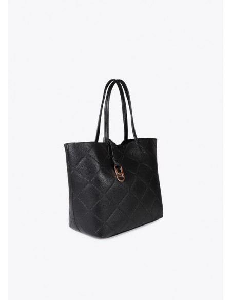 Modelo muestra el bolso shopper negro efecto piel con logo LC de Lola Casademunt Modelo muestra el bolso shopper negro efecto piel con logo LC de Lola Casademunt