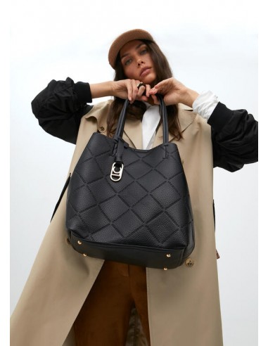 Modelo muestra el bolso shopper negro efecto piel con logo LC de Lola Casademunt