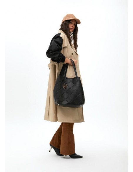 Modelo lleva en la mano el bolso shopper negro efecto piel con logo LC de Lola Casademunt Modelo lleva en la mano el bolso shopper negro efecto piel con logo LC de Lola Casademunt