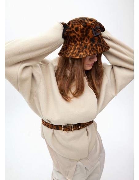 Modelo viste el cinturón estrecho animal print con hebilla dorada sobre un vestido crudo - Lola Casademunt Modelo viste el cinturón estrecho animal print con hebilla dorada sobre un vestido crudo - Lola Casademunt