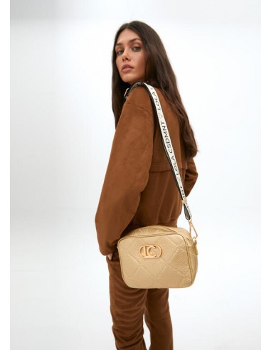 Bandolera dorada efecto piel con logo ovalado de Lola Casademunt