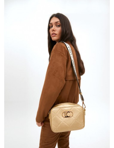 Bandolera dorada efecto piel con logo ovalado de Lola Casademunt