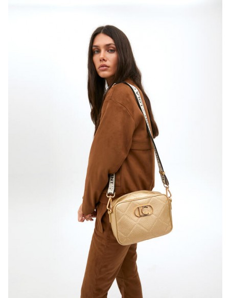 Bandolera dorada efecto piel con logo ovalado de Lola Casademunt