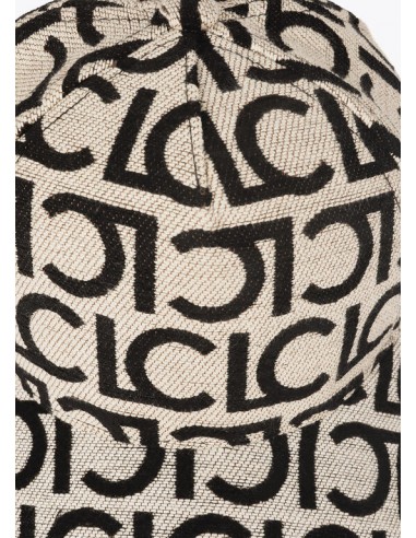 Visera con logo Lola Casademunt - detalle de la visera con el logo en negro