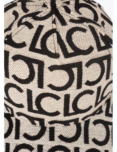 Visera con logo Lola Casademunt - detalle de la visera con el logo en negro