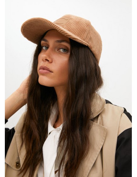 Visera de pana beige con logo de Lola Casademunt