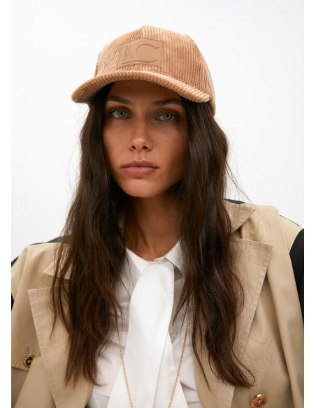 Visera de pana beige con logo de Lola Casademunt