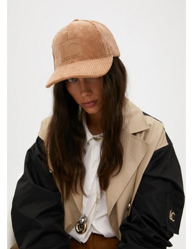 Visera de pana beige con logo de Lola Casademunt