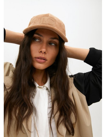 Visera de pana beige con logo de Lola Casademunt