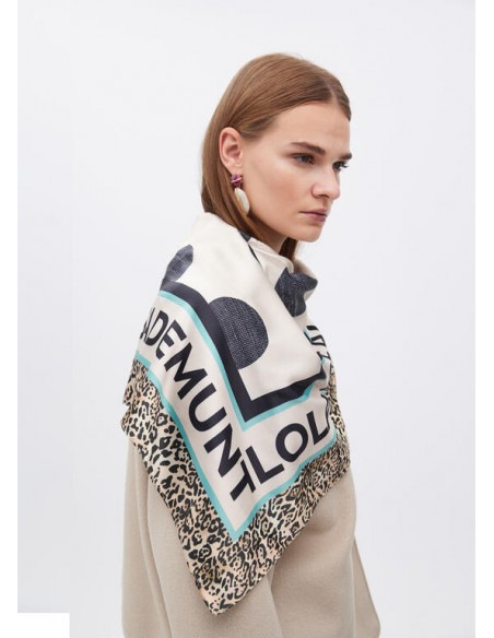 Pañuelo Lola Casademunt con Topos y Logo Animal Print - Modelo lleva el pañuelo al cuello