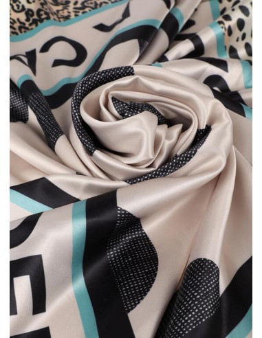 Pañuelo Lola Casademunt con Topos y Logo Animal Print - detalle del pañuelo enroscado sobre el centro