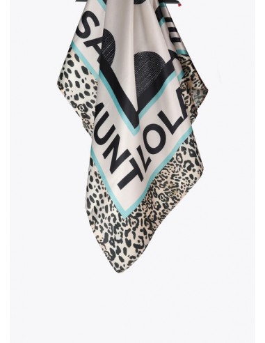 Pañuelo Lola Casademunt con Topos y Logo Animal Print - pañuelo colgando.