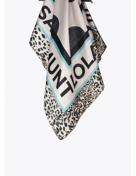 Pañuelo Lola Casademunt con Topos y Logo Animal Print - pañuelo colgando.